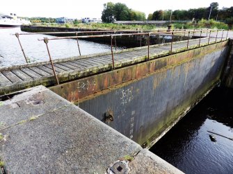 Graffiti at the SE end of graving dock no. 1.