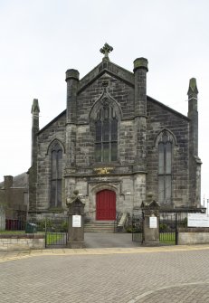 View from west showing Gillespie Memorial Church and gate piers, Chapel Street, Dunfermline