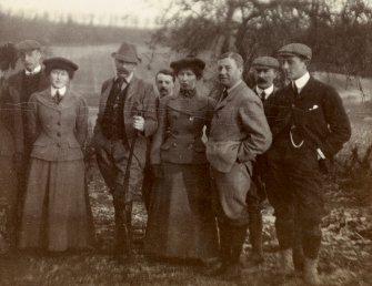 Group photograph of visitors to The Lee.
PHOTOGRAPH ALBUM NO: 138 : THE COUNTRY HOUSE PARTIES: 1899-1912.
