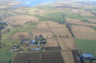General oblique aerial view of farmland to the east of Conon Bridge, Ross-shire, looking NE.