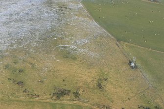 Oblique aerial view of enclosure at Cnoc Ravoch, near Dingwall, Easter Ross, looking S.