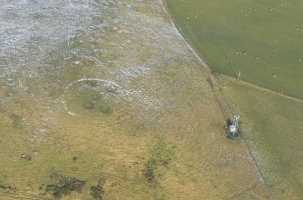 Oblique aerial view of enclosure at Cnoc Ravoch, near Dingwall, Easter Ross, looking S.