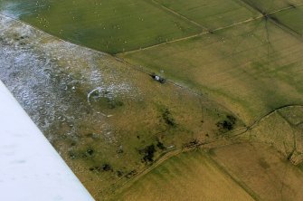 Oblique aerial view of enclosure at Cnoc Ravoch, near Dingwall, Easter Ross, looking E.