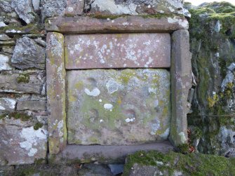 Digital photograph of panel in context without scale, Scotland's Rock Art Project, Balnuarin of Clava Garden Wall, Highland