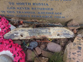 The painted driftwood inscription on the S side of the monument 