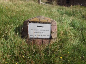 The sign pointing to the monument (NG81503 92030) 