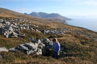 General view along the dyke showing Angela Gannon recording one of the associated subterranean structures (structure at NM 31271 98227).