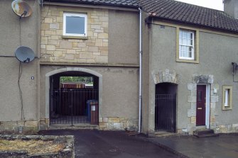 View from south showing arched alleyways between Nos 4 and 6 High Street, Clackmannan