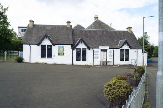 View from east showing main elevation of Tower Inn, Alloa Road, Clackmannan