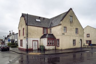 View from north-west, at junction with Port Street, showing (former) Royal Oak Inn, No 2 Main Street, Clackmannan