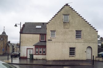 View from west showing Port Street elevation of (former) Royal Oak Inn, No 2 Main Street, Clackmannan