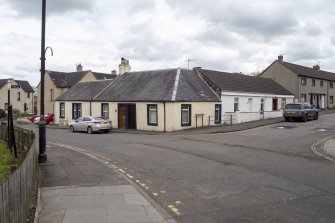 View from west showing single-storeyed cottage at Nos 1-3 Castle Street/Nos 2-6 Cattlemarket, Clackmannan