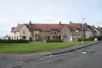 View from south-east, from junction of Castle Street and Lochies Road, showing open green space in front of Nos 48-56 Castle Street (right) and Nos 2-6 Lochies Road (left), Clackmannan