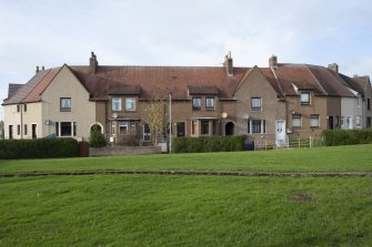 View from south-east, from junction of Castle Street and Lochies Road, showing open green space in front of Nos 48-56 Castle Street (right) and Nos 2-6 Lochies Road (left), Clackmannan