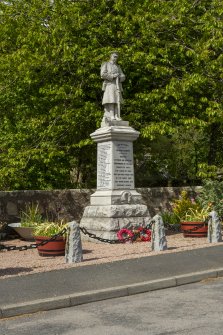 View of WW I war memorial 1921 by D Morren & Co of Aberdeen from south. ((Infantryman sculpture by Francis Coutts)