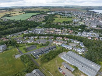 Oblique aerial view from east showing Recreation (Golf Course), Modern (Gunsgreenhill) and Mid- to Late C20 (The Avenue) Areas of Townscape Character, Eyemouth