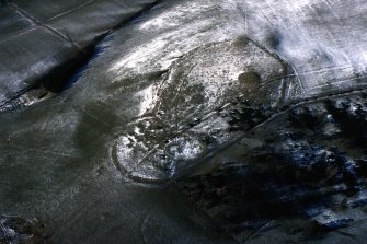 Black Hill, Lesmahagow, oblique aerial view, taken from the SE, centred on the fort, settlement and cairn. Scanned image.