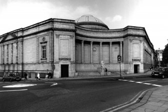 Aberdeen, 78 Schoolhill, Aberdeen Art Gallery, War memorial and Cowdray Hall.
View of exterior from South West showing War Memorial.