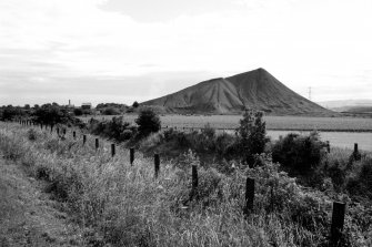 Edinburgh, Gilmerton Colliery coal bing.
General view of coal-bing from South West.