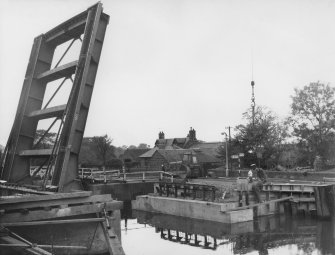 Scanned photograph
Twechar opening bridge, nose abutment and junction girder J3