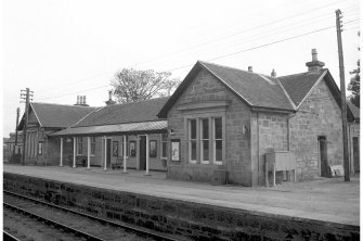 Tain Station.
General view with platform.