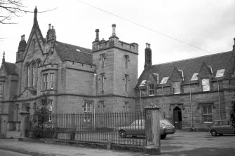 Sheriff Court, Ferry Road.
General view.