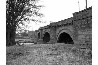 Hyndford Bridge
View of S elevation showing its four spans and round cutwaters extending upwards to form refuges (for pedestrians)