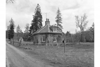 Invercauld, Tollhouse
View from S, between bridge and tollhouse