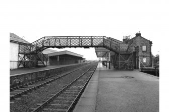Dunfermline, Upper Station
Platform view looking E (from S platform), foot bridge in foreground