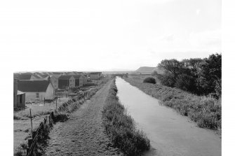 Broxburn, Port Buchan
View along canal basin, Bridge No. 25 (33.06) in background (from N)