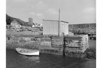Dysart Harbour
View of building on tip of central pier, fom W