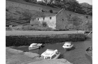 Dysart Harbour
View of ruined storehouse on W quay, from S