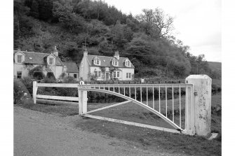 Bellanoch, Crinan Canal, Swing bridge
View of towpath gate to swing bridge, from E