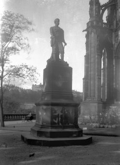 General view of David Livingston Statue