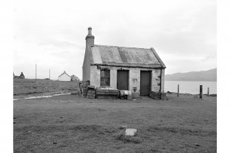 Luing, Blackmillbay, Pier, Shelter
View from N showing NNW front