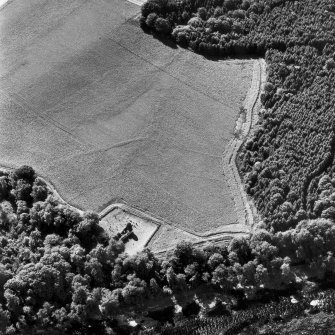 Cambusmichael, oblique aerial view, taken from the NE, centred on the cropmarks of the Grange. Cambusmichael Church is visible in the foreground.