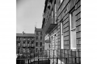 9 Nelson Street
Detail of balcony with supports.