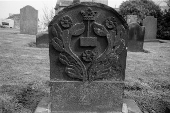 Edinburgh, Kirkliston Parish Church, Churchyard.
View of gravestone of Alex Wilson, 1770, with a mallet topped by a crown, surrounded by  leaves and roses.
