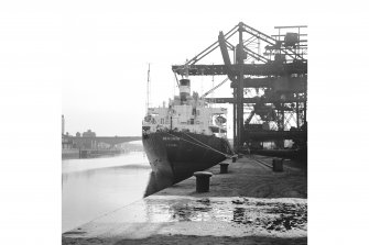 Glasgow, General Terminus Quay
View of the Begonia (regd Panama) being unloaded by quayside cranes