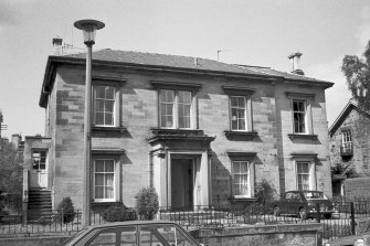 7 Greenhill Gardens.
View of street front from East.