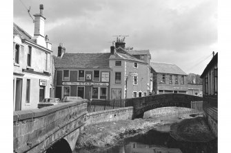 Strathaven, 6-8 Waterside Street, Public House
View from WSW showing WSW front of Boo Backit Brig and SSW and WSW fronts of Public House with part of bridge in foreground
