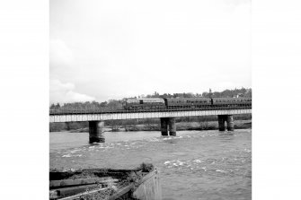 Perth, River Tay, West Railway Bridge
View from WSW showing part of curved SSW front with train crossing