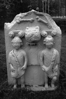 Muirkirk Old Parish Church.
No date or inscription. Pair of single bones; large feline head flanked by youthful caryatids with Ionic capitals.