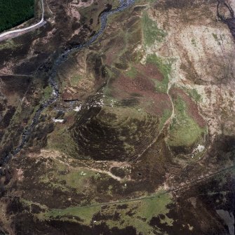 Sidhean Mor Dail a' Chaorainn, oblique aerial view, taken from the NW, centred on the remains of a palisaded enclosure.