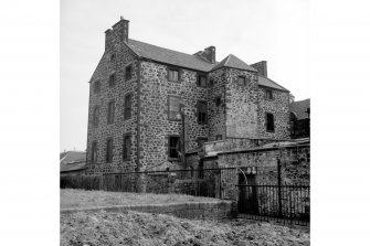 Bo'ness, Scotlands Close, Warehouse
View from NE showing ESE and NNE fronts