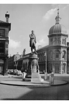 Edinburgh, Bernard Street, Burn's Statue.
General view from South.
