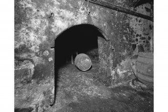Edinburgh, 87 Giles Street, The Black Vaults, interior.
View of a specimen segmental archway in the basement, with two barrels.