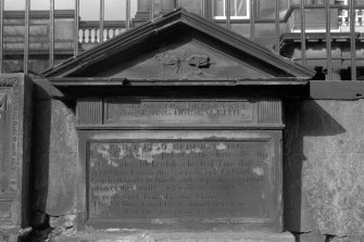 Churchyard: Carter's monument, 1726/1802