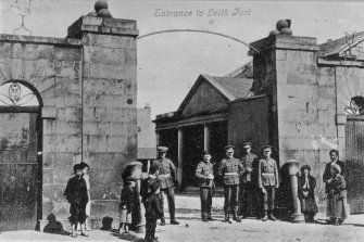 Edinburgh, North Fort Street, Leith Fort.
View of soldiers and children standing at entrance.
Titled: 'Entrance to Leith Fort'