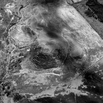 Sidhean Mor Dail a' Chaorainn, oblique aerial view, taken from the N, centred on the remains of a palisaded enclosure.